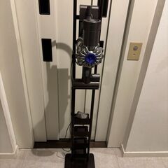 （スタンド・アタッチメント付）ダイソン コードレスクリーナー（DC62）Dyson 掃除機の画像