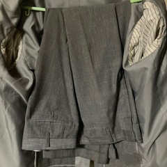グレー色すスーツの画像
