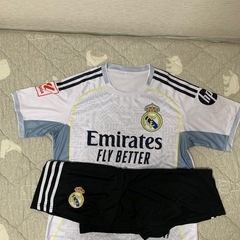 激安！サッカーユニフォーム！レアルマドリード、Lサイズ、 ネームなし、新品同様の画像