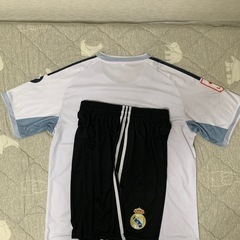 激安！サッカーユニフォーム！レアルマドリード、Lサイズ、 ネームなし、新品同様の画像