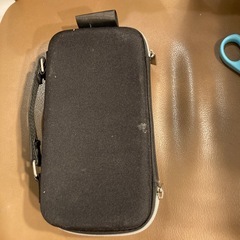 裁縫ケースと左利き用ハサミの画像