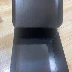 ニューエラの箱と黒い袋の画像
