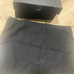 ニューエラの箱と黒い袋の画像