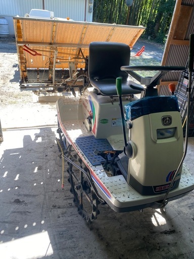 乗用4条田植え機