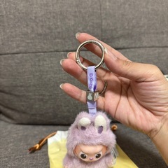 ラブブ イニシャル M ぬいぐるみペンダントの画像