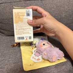ラブブ イニシャル M ぬいぐるみペンダントの画像
