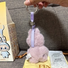 ラブブ イニシャル M ぬいぐるみペンダントの画像