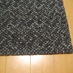 日本製タイルカーペット厚み7.5㎜・1枚２３０円・在庫５６２枚（１６１２）未使用品の画像