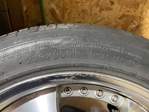 ハイエース100系に履いてました、6穴１８インチユーロラインになります。