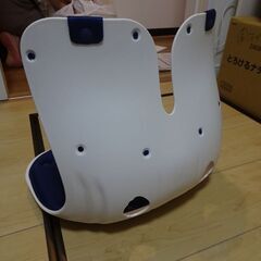 新品同様品　姿勢矯正 椅子 骨盤矯正 姿勢サポートチェア（アマゾンで5500円ほどで購入）の画像