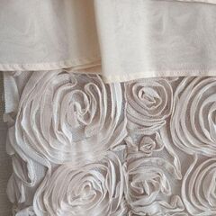 ベージュ フリル付きドレス 結婚式 お呼ばれ パーティの画像