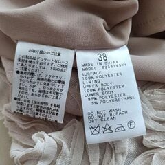 ベージュ フリル付きドレス 結婚式 お呼ばれ パーティの画像