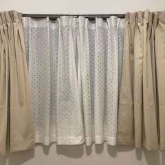 ベージュのカーテンの画像