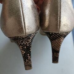 ゴールド ポインテッドトゥパンプス XLサイズの画像