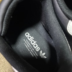 adidas スニーカーの画像