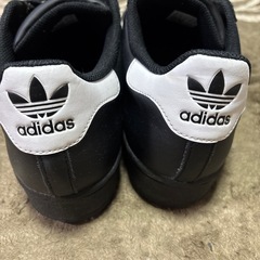 adidas スニーカーの画像