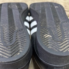 adidas スニーカーの画像