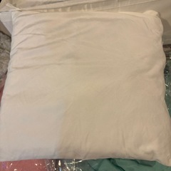 ホワイト　クッションの画像