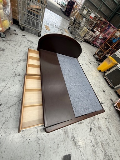 クイーンベッドマットレス付き