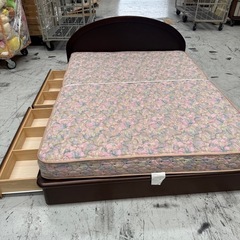 クイーンベッドマットレス付き の画像