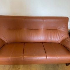 本皮ソファとテーブルセットの画像