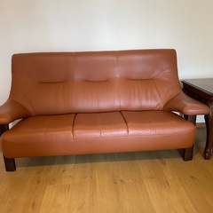 本皮ソファとテーブルセットの画像