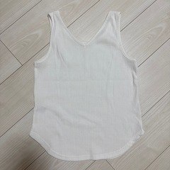 タンクトップ GU リバーシブル Vネック Uネック 白の画像