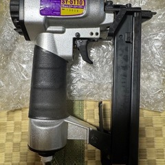 エアーステープラー 釘打ち機の画像