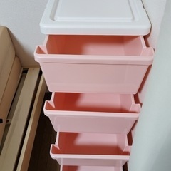 ピンクの4段プラスチック収納ケース（キャスター付き）の画像