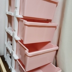ピンクの4段プラスチック収納ケース（キャスター付き）の画像