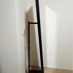 ウォールナット調スタンドミラーの画像