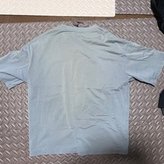 ユニークなキャラクタープリントTシャツ 一枚の画像