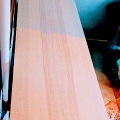 【2個目です】無垢材製😍定価20,000→10,000→9,000円❤️半年使いました✨IKEAリーサボー🌟細長いので狭い場所にフィットします😊💕もう1個の新品同様タイプは、15,000円で決まりました🙏  いち乃です。  ご閲覧頂き、ありがとうございます！  購入元URL： https://www.ikea.com/jp/ja/p/lisabo-desk-ash-veneer-10361746/  無垢材製、天然素材です。の画像