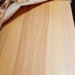 【2個目です】無垢材製😍定価20,000→10,000→9,000円❤️半年使いました✨IKEAリーサボー🌟細長いので狭い場所にフィットします😊💕もう1個の新品同様タイプは、15,000円で決まりました🙏  いち乃です。  ご閲覧頂き、ありがとうございます！  購入元URL： https://www.ikea.com/jp/ja/p/lisabo-desk-ash-veneer-10361746/  無垢材製、天然素材です。の画像