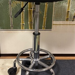 キャスター付きスツールの画像