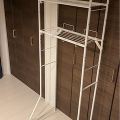 【美品】ランドリーラック ホワイト 洗濯機まわりスッキリ✨物干し付きの画像