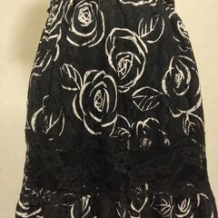 スカート　ブラック×白花の画像