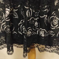 スカート　ブラック×白花の画像