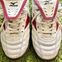 【Mizuno】22.5cm サッカー／フットサル 室内用シューズ（ホワイト×レッド）の画像