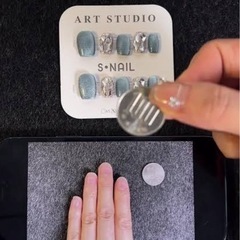ホワイトゴールドグラデーションネイル
の画像