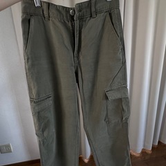 スタイリッシュなレディースカーゴパンツの画像