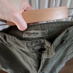 スタイリッシュなレディースカーゴパンツの画像