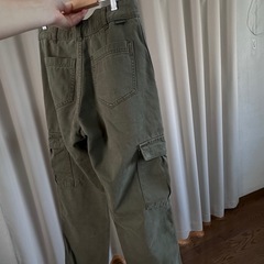 スタイリッシュなレディースカーゴパンツの画像