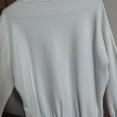 女性用の白いブラウスの画像