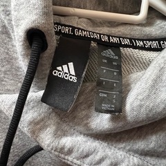 アディダス  パーカーの画像