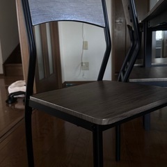 ダイニングテーブルと椅子の画像