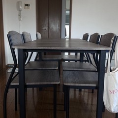 ダイニングテーブルと椅子の画像
