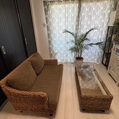 アジアンガラステーブル15000円ソファーとセットで20000円の画像