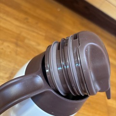THERMOS ステンレス ポット ホワイト・ブラウン 1.5リットルの画像