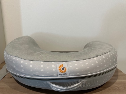 【7月購入・未使用に近い】エルゴ授乳クッション　ベルト付き　グレー